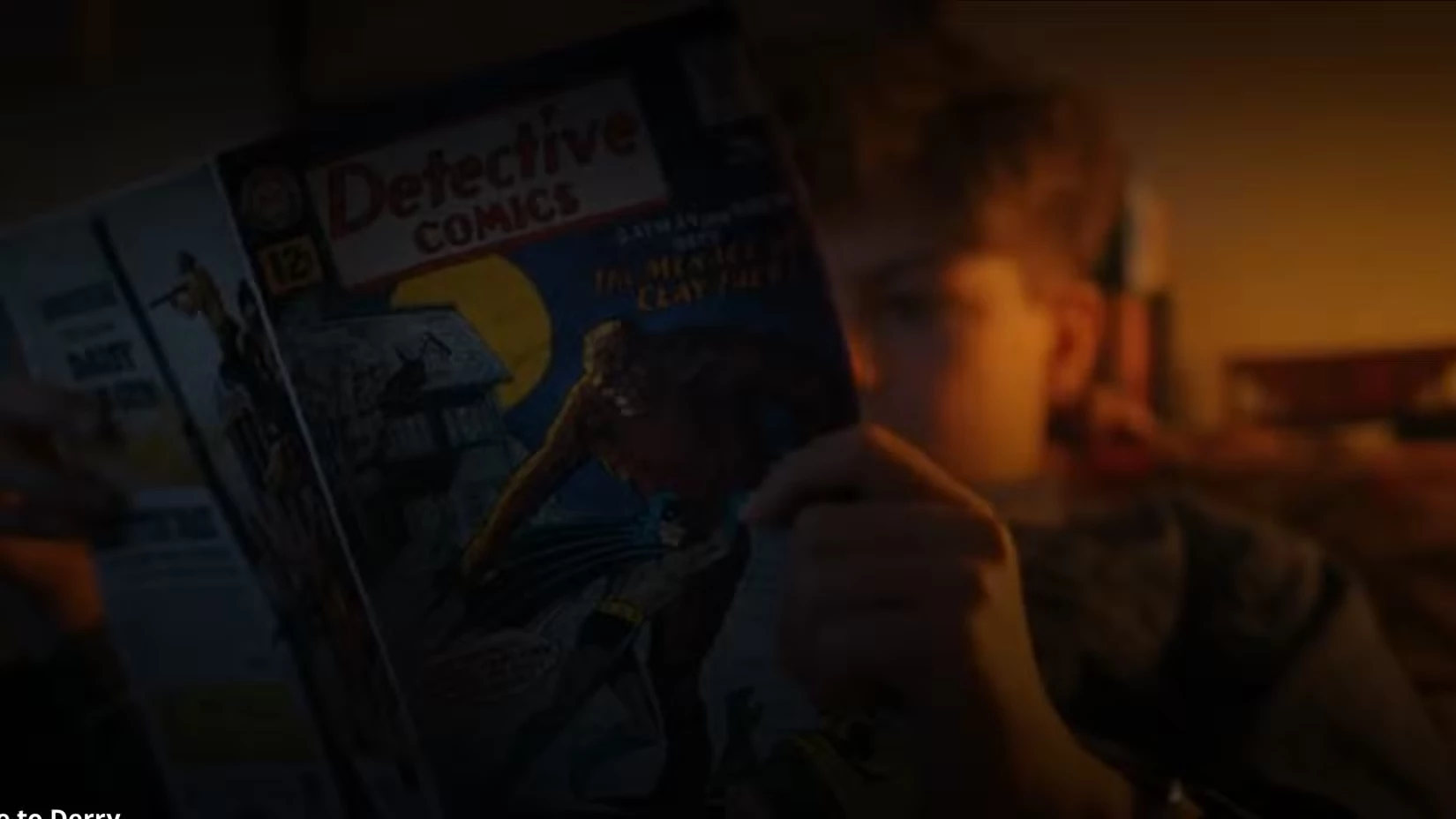 Teddy w łóżku czyta komiks Detective Comics #298, w który debiutowała druga wersja Clayface’a, Matt Hagen. Podkreślmy, że jedną ze zdolności tej postaci jest zmiana kształtu i naśladowanie dźwięków.