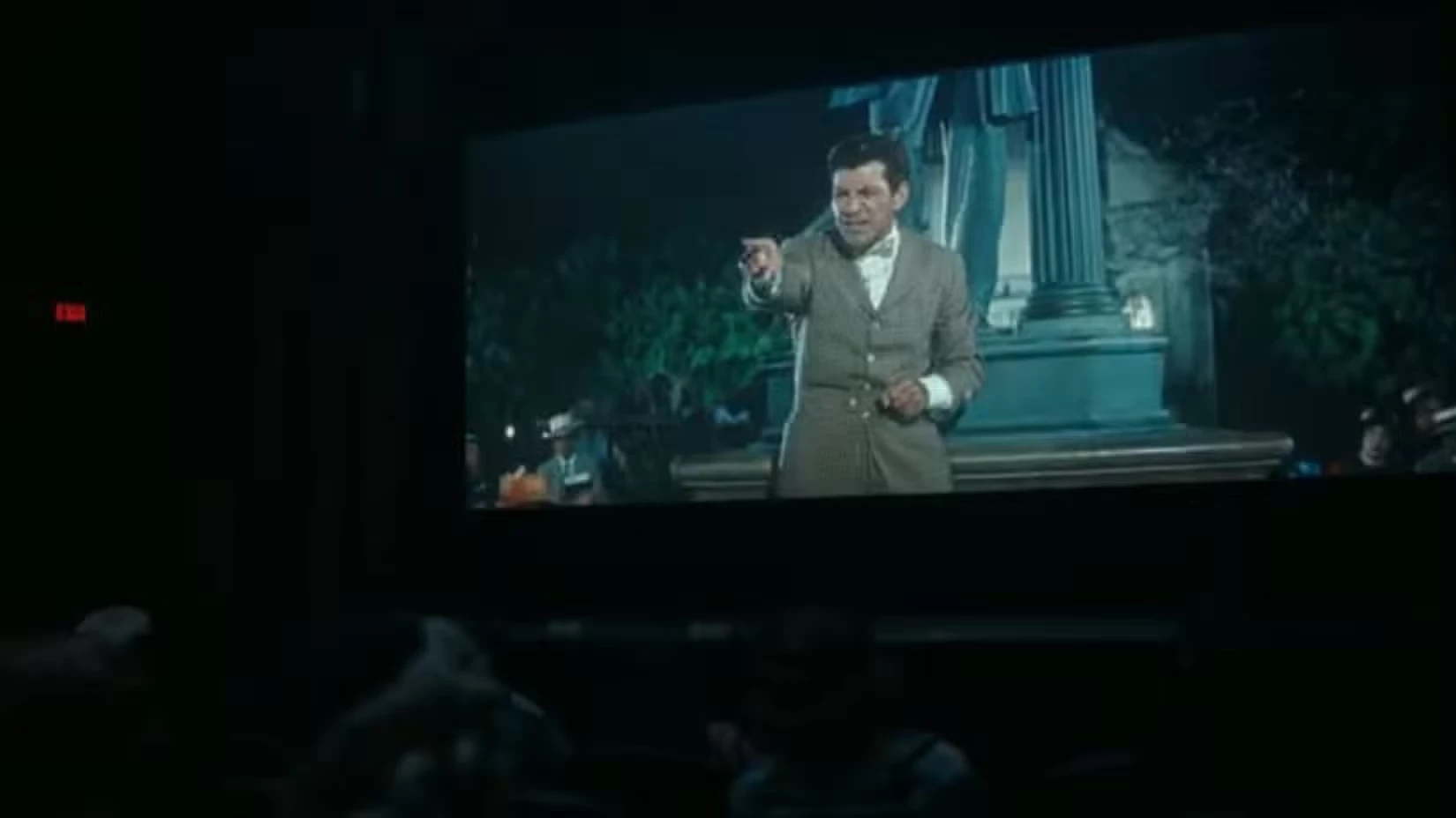 Film, który jest wyświetlany w kinie w trakcie sekwencji otwierającej i finałowej, to „Muzyk” z 1962 roku. Opowiada on historię oszusta Harolda Hilla, który próbuje wyłudzić pieniądze mieszkańców River City – jednym z kierowanych przez niego do ludności przekazów jest to, aby rodzice przestali wierzyć w opowieści swoich dzieci.