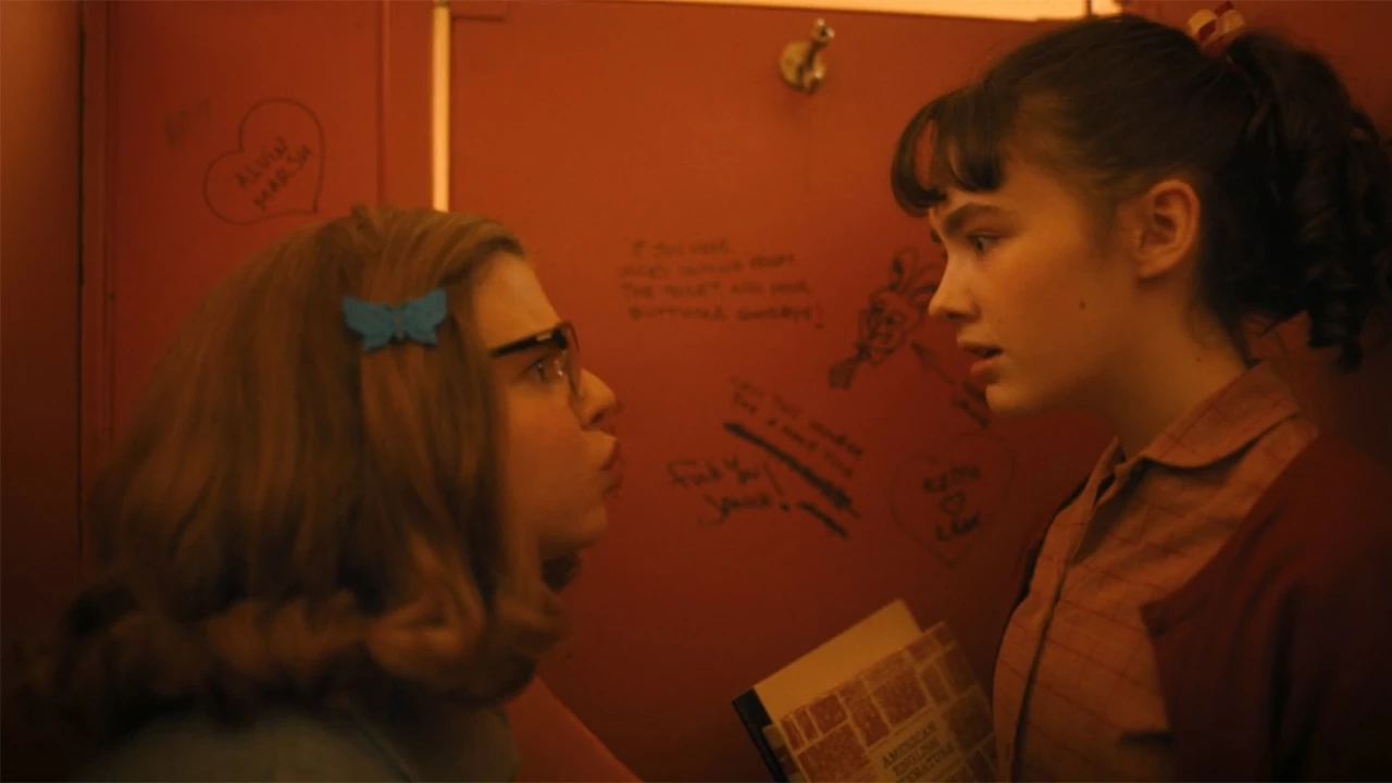 W rozgrywającej się w szkolnej łazience scenie na drzwiach kabiny widać otoczone serduszkiem imię i nazwisko Alvina Marsha. Alvin Marsh to mający olbrzymie problemy z kontrolą gniewu i alkholem ojciec Beverly Marsh, postaci znanej z serialu „To” z 1990 roku.