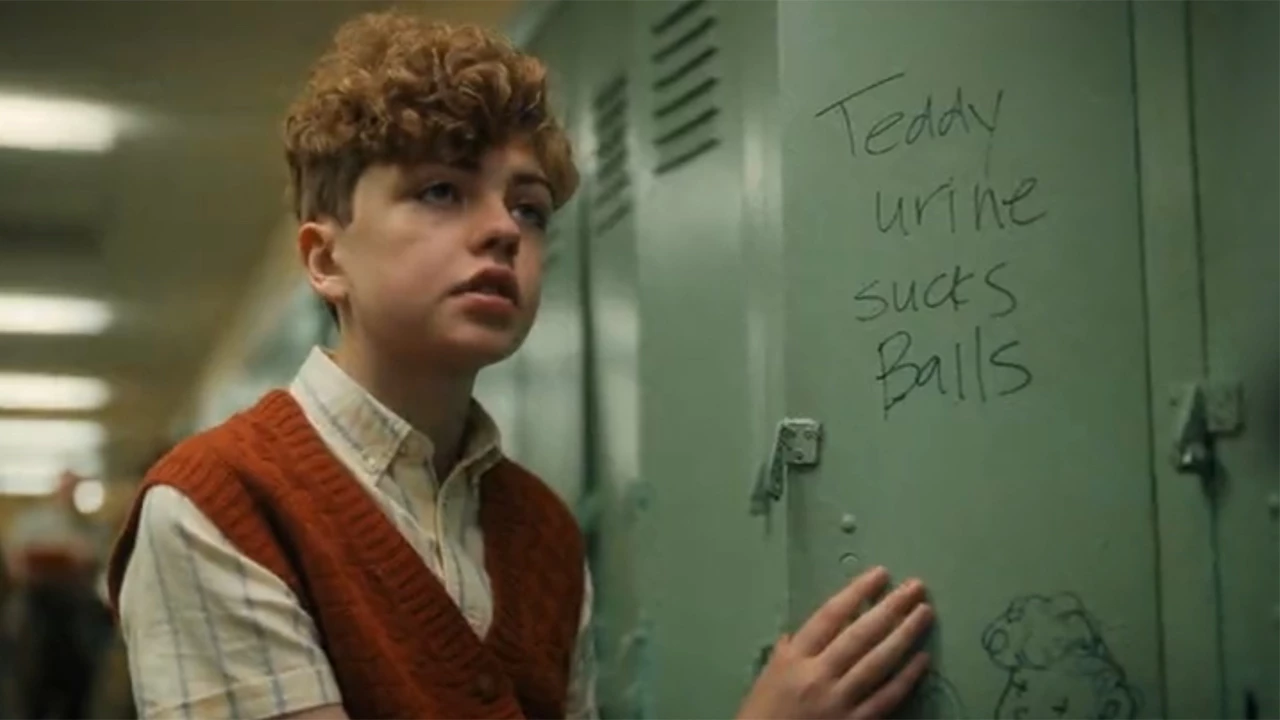 Wulgarny napis na drzwiach szkolnej szafy Teddy’ego, jak i pochodzenie jego rodziny wyraźnie sugerują, że postać ta jest w jakiś sposób spokrewniona z późniejszym członkiem Klubu Frajerów, Stanleyem Urisem. Nie jest wykluczone, że Stan to po prostu bratanek Teddy’ego.