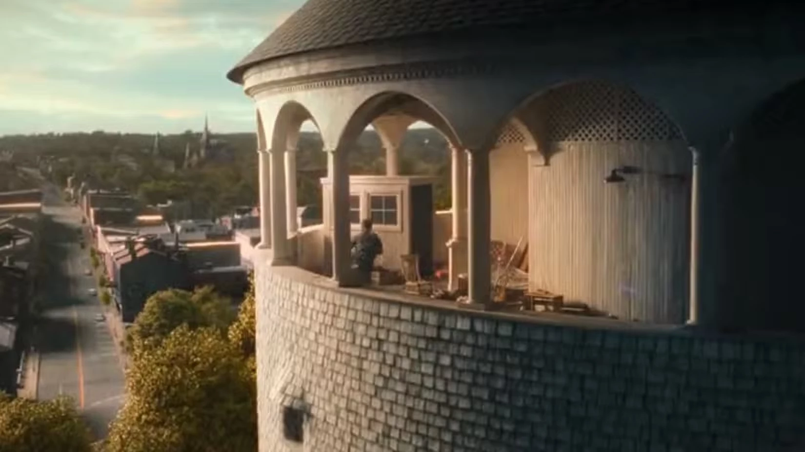 W pierwszym odcinku widzimy wieżę ciśnień, charakterystyczną dla twórczości Kinga konstrukcję. Zazwyczaj sama jej obecność zwiastowała nadejście złych rzeczy; to także w wieży ciśnień wspomniany wcześniej Stan Uris po raz pierwszy spotkał Pennywise’a.