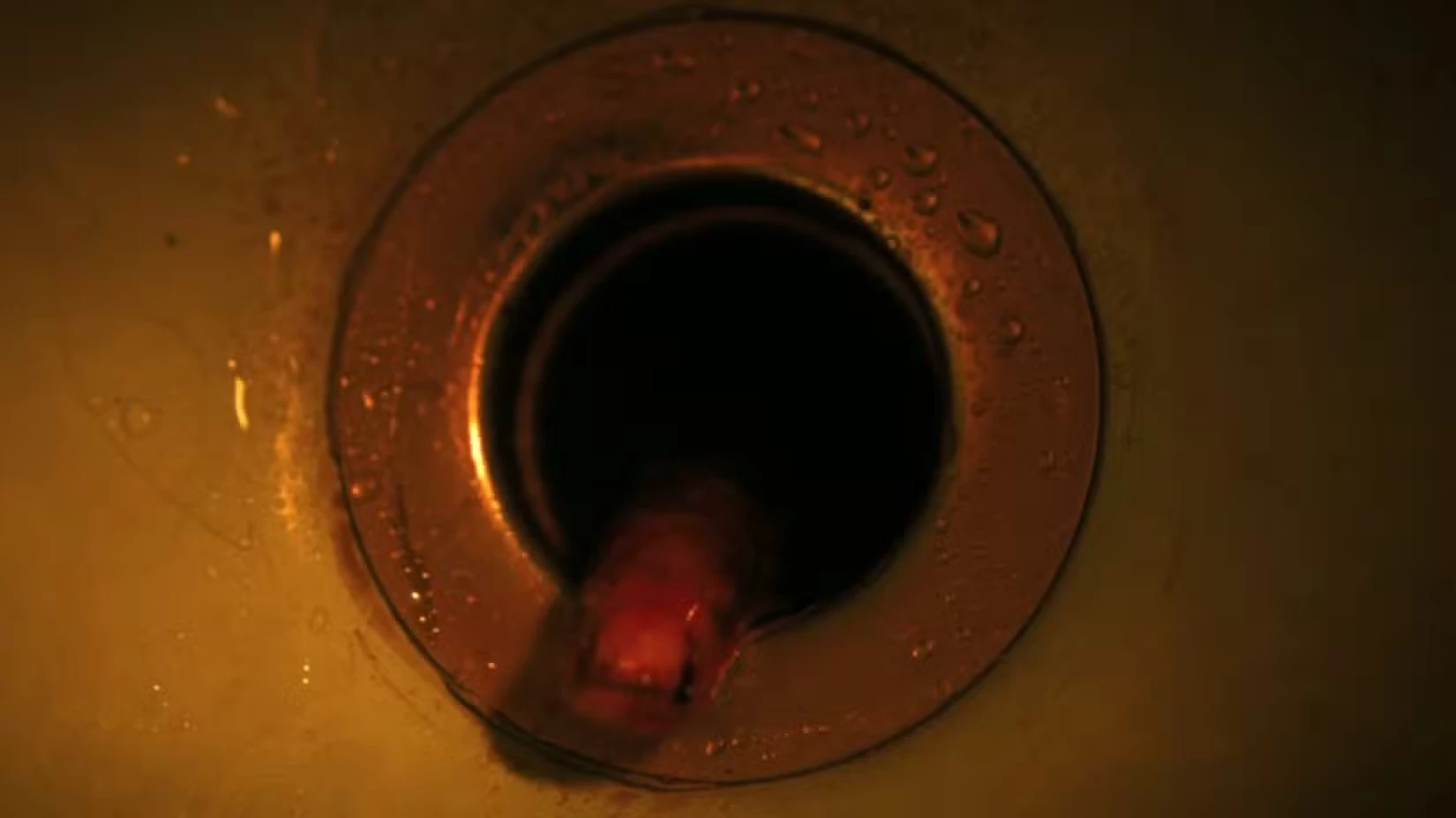 Wystający z odpływu palec Matty’ego to motyw znany z opowiadania Kinga o tytule „Palec” (ang. „The Moving Figer”).