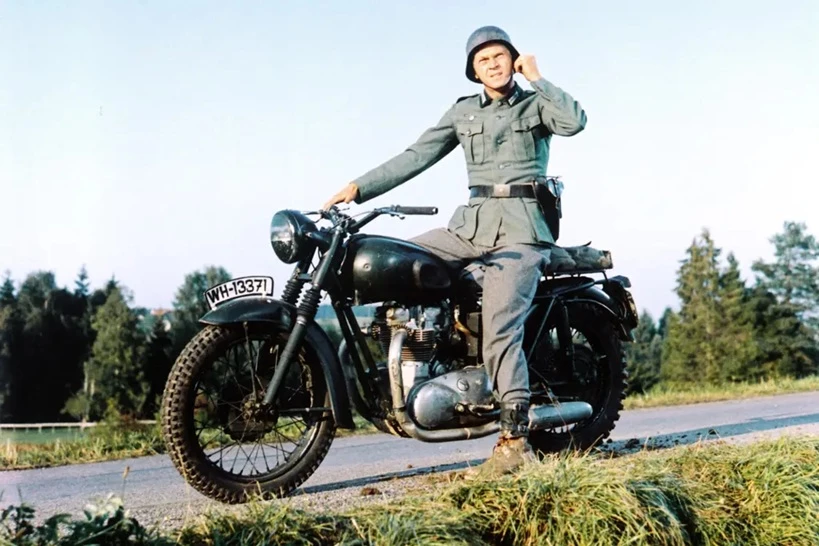 W „Wielkiej ucieczce” znajduje się widowiskowa scena pościgu, w której jeniec wojenny (Steve McQueen) przeskakuje na motocyklu przez drut kolczasty w epickim popisie kaskaderskim. Prawdopodobnie zobaczymy coś podobnego w 5. sezonie wykonaniu młodych bohaterów jadących na rowerach.