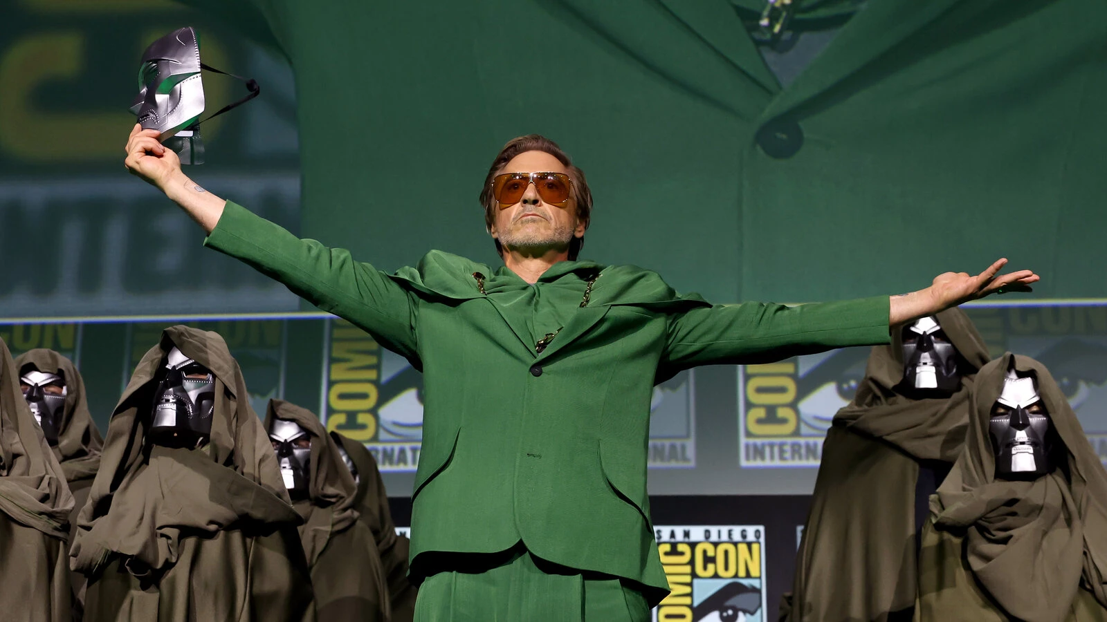 Istnieje „kilka” wersji zwiastuna, choć nikt nie podaje dokładnej liczby. Spekuluje się, że Marvel zdecyduje się wypuścić jedną z dwóch: albo tę poświęconą Peggy i Steve’owi, albo trailer skupiający się głównie na postaci Doktora Dooma.