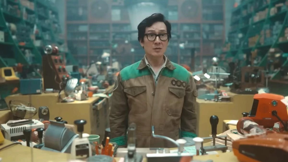 Ke Huy Quan jako O.B. (Uroboros)