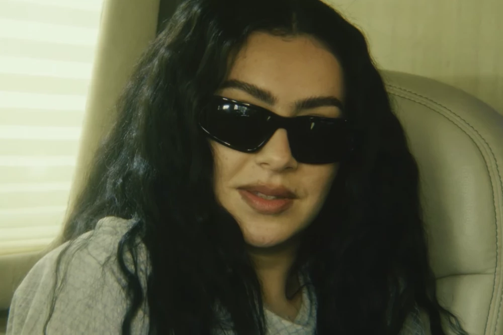 Charli XCX zagra główną rolę w filmie! Pierwszy zwiastun The Moment