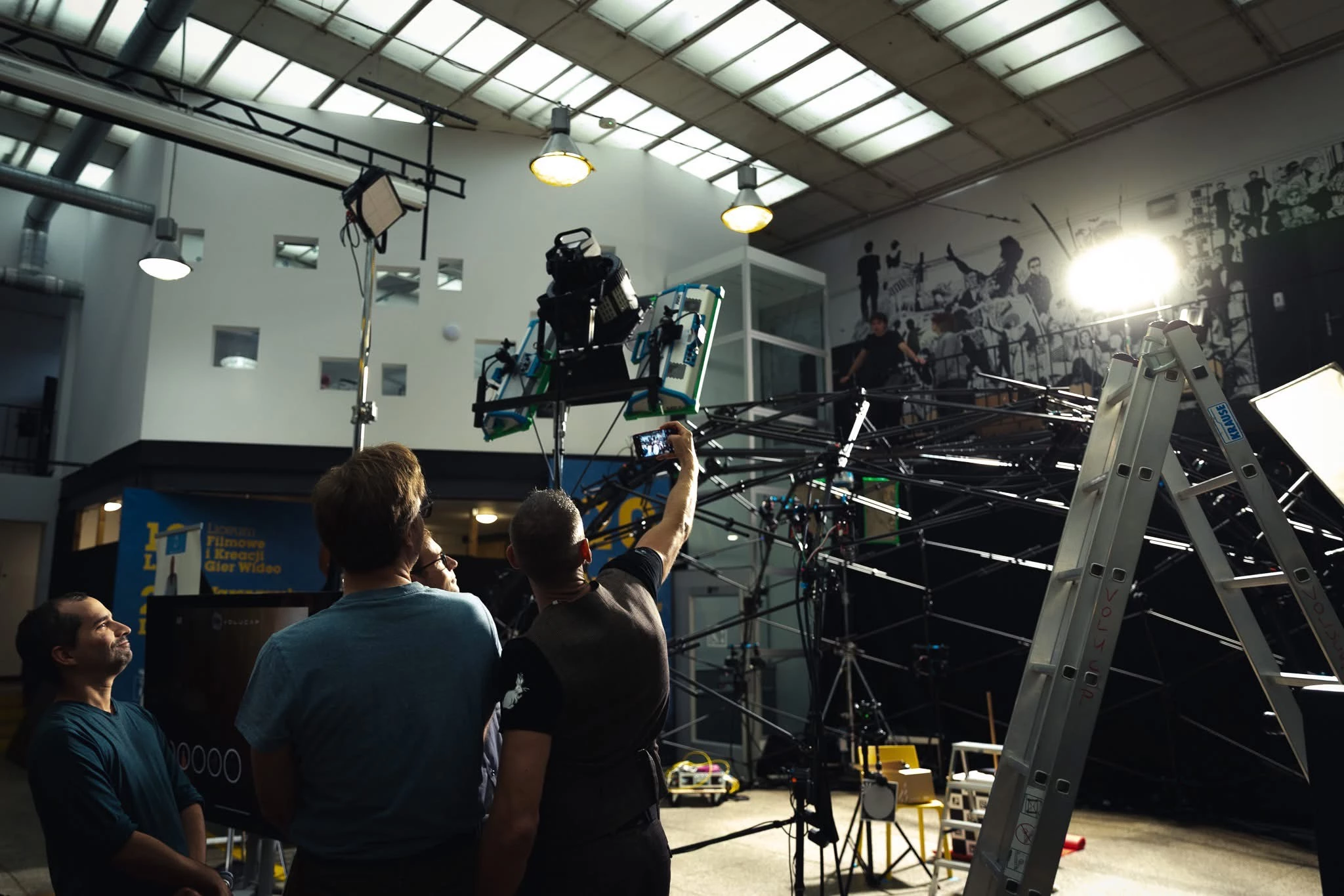 Konstrukcja wykorzystująca technologię z filmu Matrix: Zmartwychwstania, którą zbudowano w Warszawskiej Szkole Filmowe. To ją wykorzystano do rejestrowania specjalnych wywiadów, o których mówi Sven,