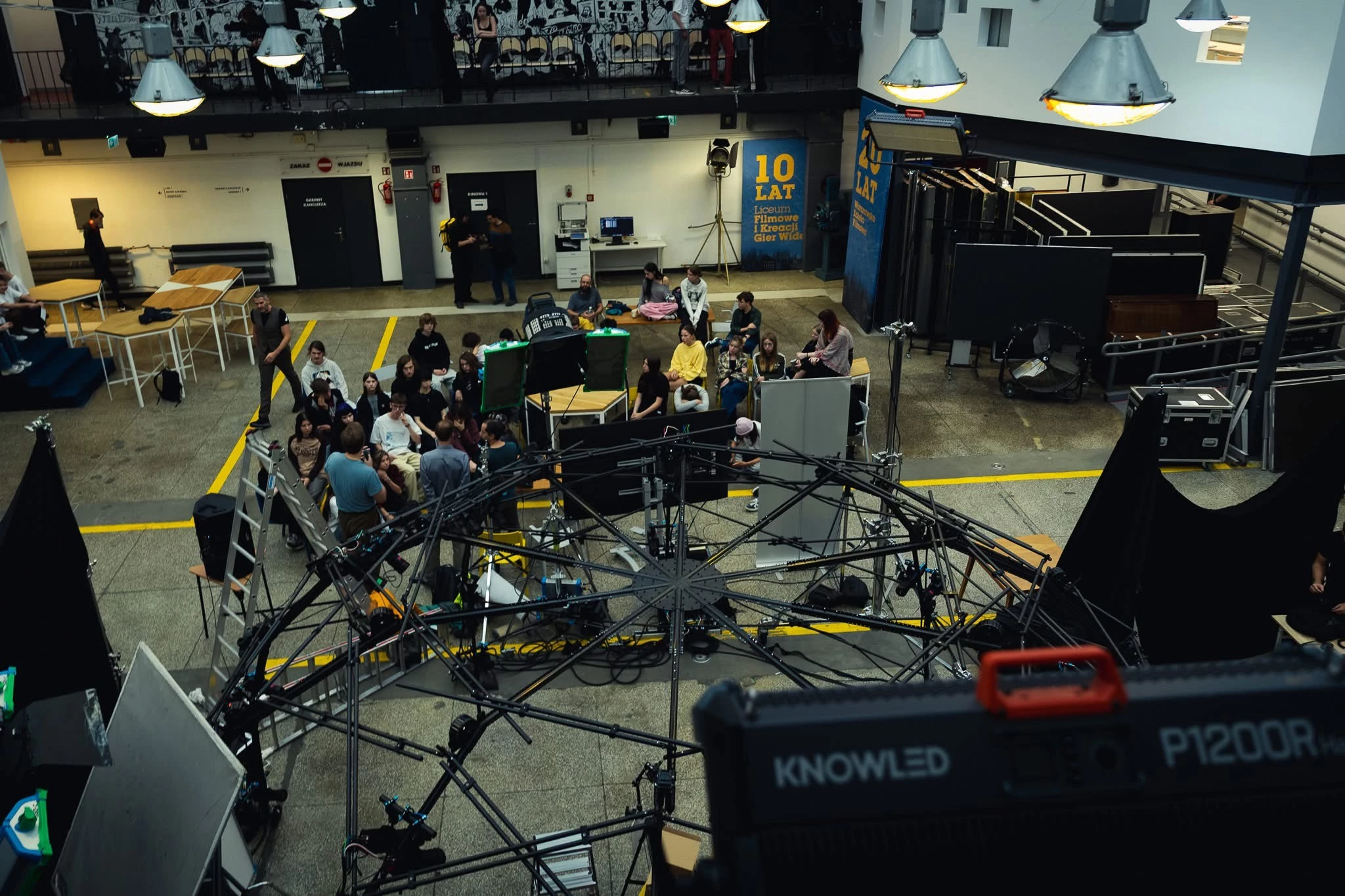 Konstrukcja wykorzystująca technologię z filmu Matrix: Zmartwychwstania, którą zbudowano w Warszawskiej Szkole Filmowe. To ją wykorzystano do rejestrowania specjalnych wywiadów, o których mówi Sven,