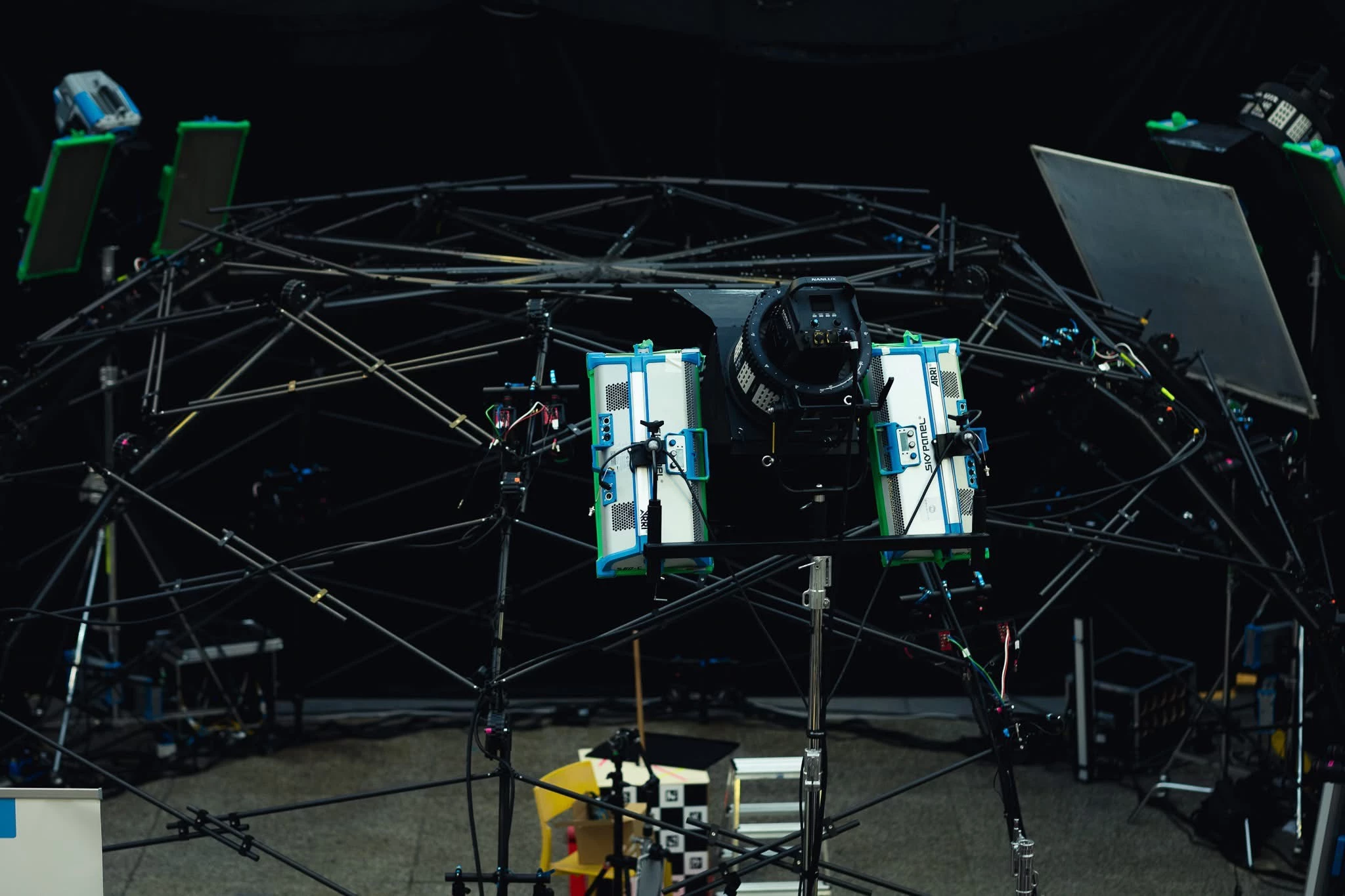 Konstrukcja wykorzystująca technologię z filmu Matrix: Zmartwychwstania, którą zbudowano w Warszawskiej Szkole Filmowe. To ją wykorzystano do rejestrowania specjalnych wywiadów, o których mówi Sven,