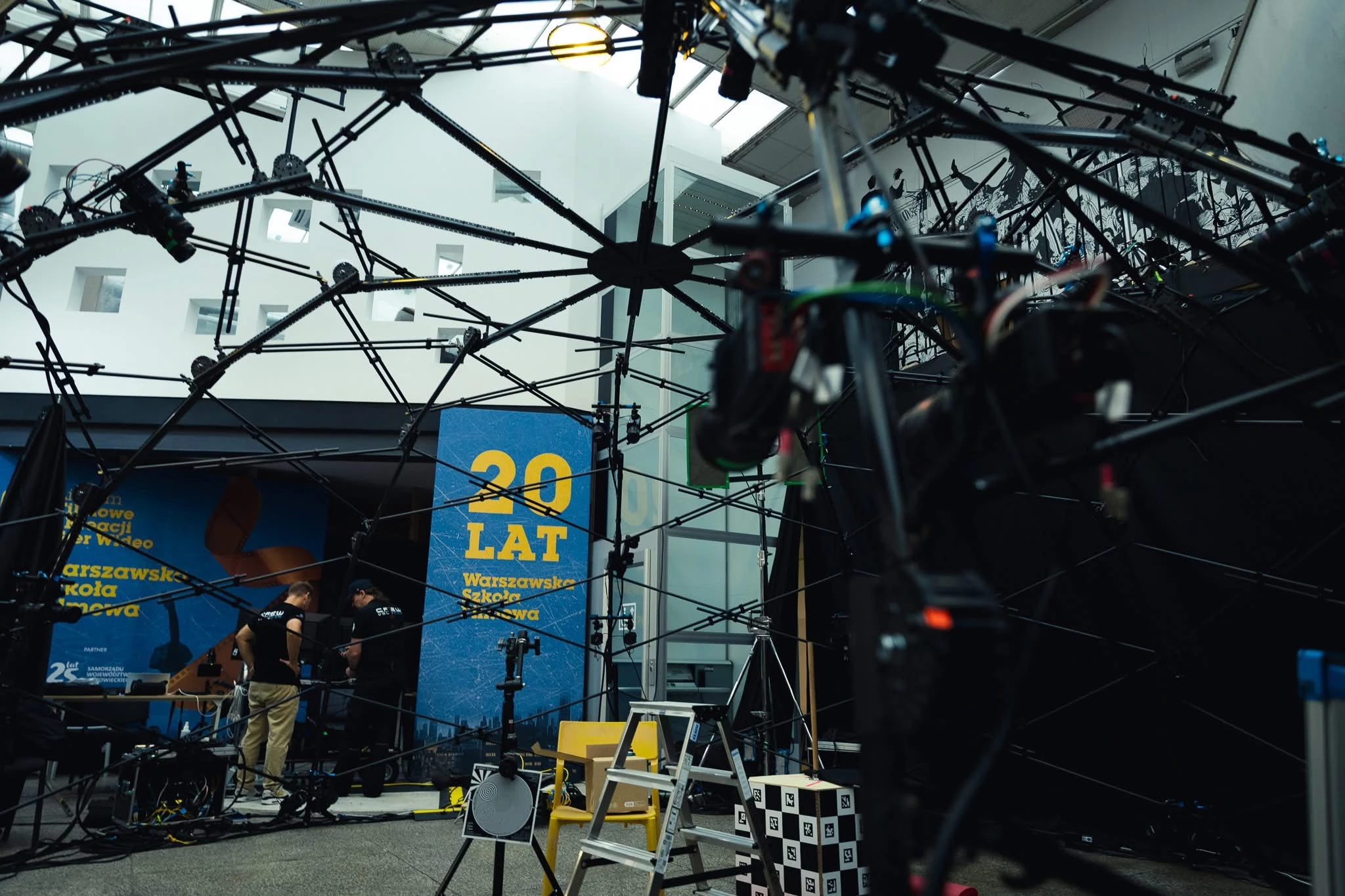 Konstrukcja wykorzystująca technologię z filmu Matrix: Zmartwychwstania, którą zbudowano w Warszawskiej Szkole Filmowe. To ją wykorzystano do rejestrowania specjalnych wywiadów, o których mówi Sven,