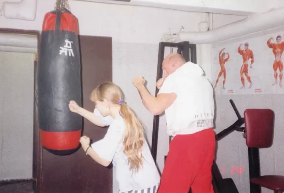 Kadry z dokumentu Dody