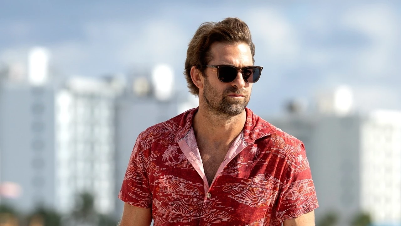 Zwiastun serialu RJ Decker. Słoneczna Floryda, mroczne tajemnice, hawajskie koszule i aparat w ręce