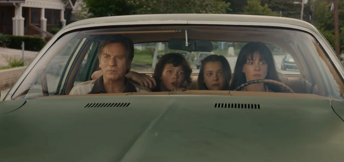 Małe osiedle, dinozaury i rodzina pośrodku. Oto zwiastun Końca ulicy Dębowej