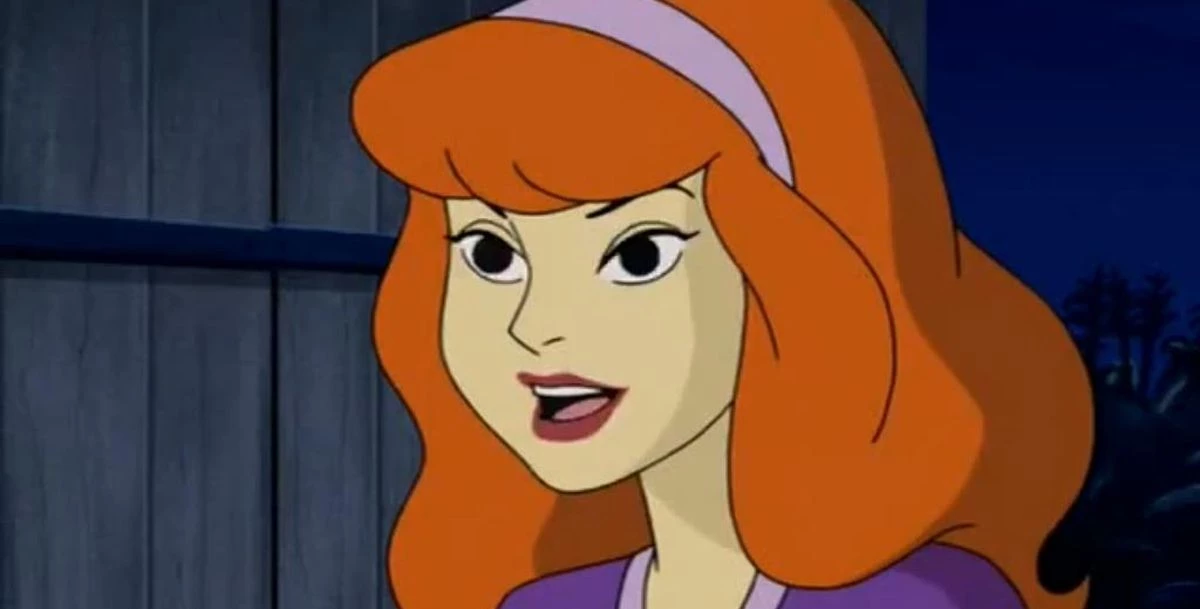 Scooby Doo: Origins - McKenna Grace jako Daphne. Jest pierwsze zdjęcie w pełnym kostiumie!