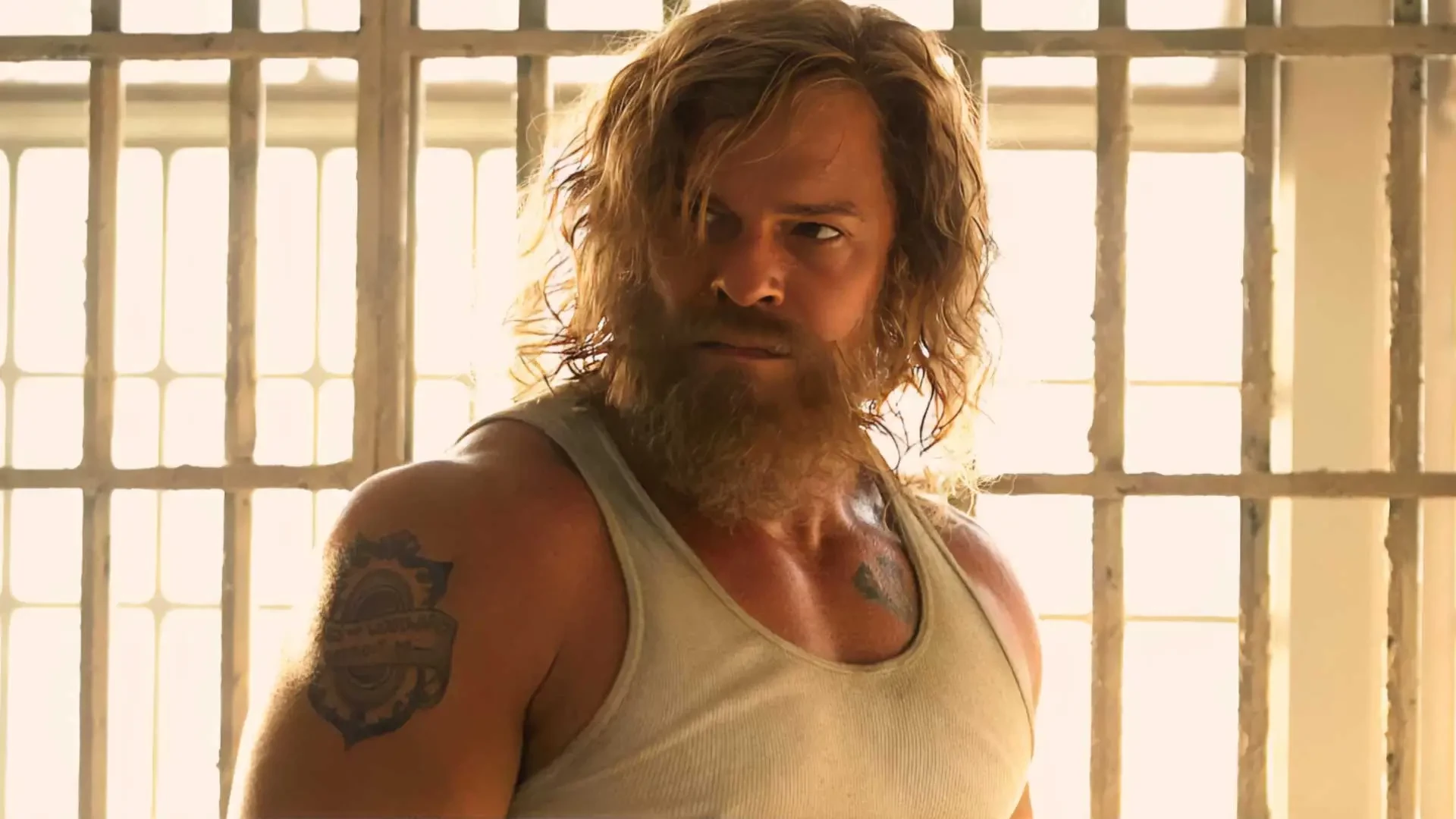Alan Ritchson jako małomówny mściciel. Zwiastun Motor City
