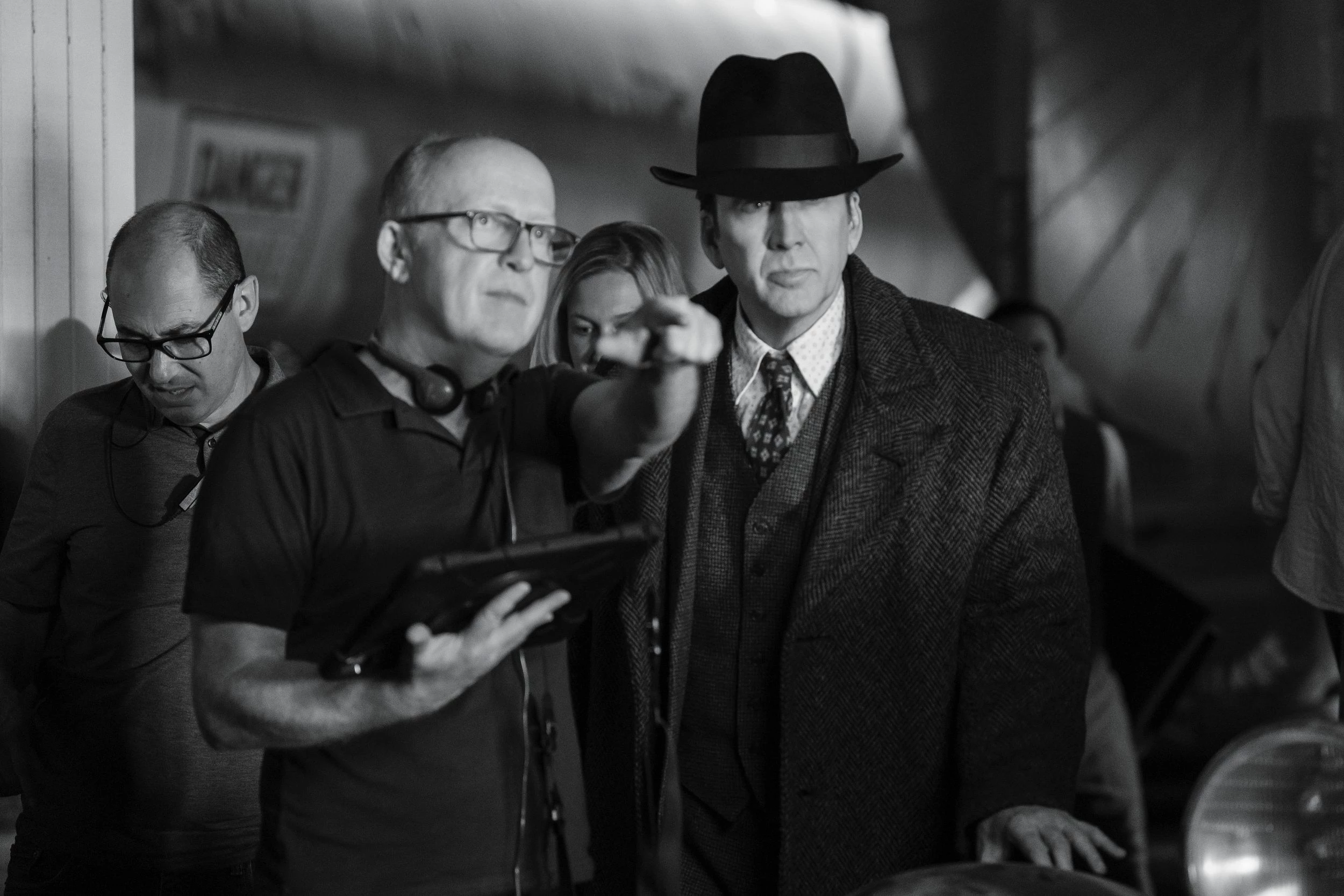 Nowe zdjęcia zza kulis Spider-Noir. Nicolas Cage dobrze się bawił na planie serialu