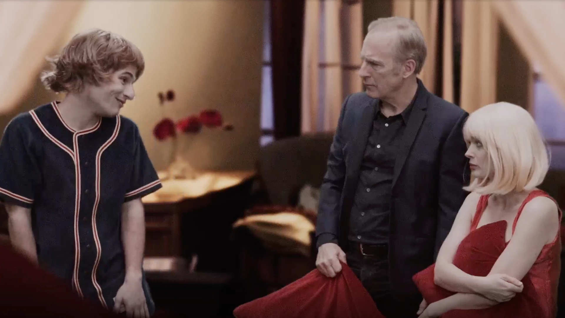 Bob Odenkirk jako Tommy Wiseau. Klip z specyficznego remake'u The Room